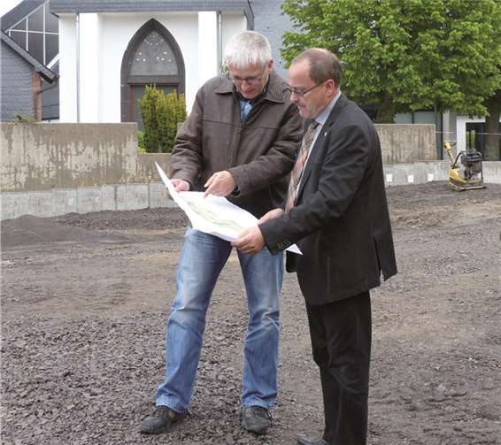 Ortsbürgermeister Thomas Göbel (l.) erläutert Bürgermeister Gerd Heilmann die vorgesehene Baumaßnahme.  privat