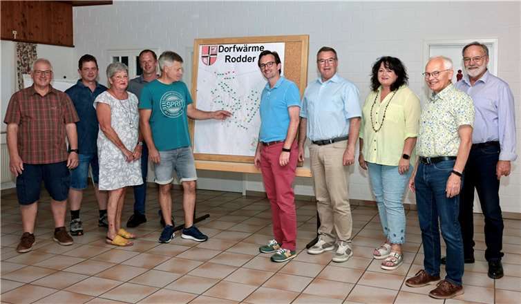 Ortsbürgermeister Thomas Jüngling und Mitglieder des Gemeinderates erläutern den CDU-Vertretern mit MdL Horst Gies und dem Vorsitzenden Michael Korden die umsetzungsreife kommunale Wärmeplanung.  Foto: Werner Dreschers