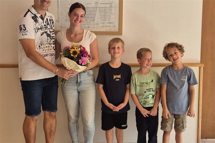 Ortsbürgermeister Thomas Probstfeld begrüßt die neue Leiterin des „Kids- und Jugendtreffs“ Lea Naß mit einem Blumenstrauß.
