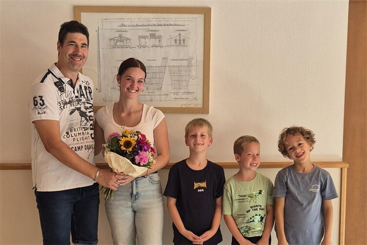 Ortsbürgermeister Thomas Probstfeld begrüßt die neue Leiterin des „Kids- und Jugendtreffs“ Lea Naß mit einem Blumenstrauß.