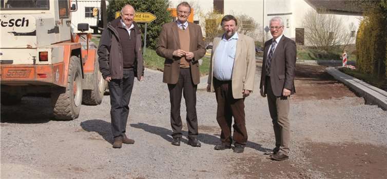 Ortsbürgermeister Udo Franz (2.v.r.) erläuterte Landrat Rainer Kaul (2.v.l.), Volker Mendel (rechts) und dem zuständigen Straßenbaureferenten der Kreisverwaltung Neuwied, Wilfried Rüdig die laufende Baumaßnahme.privat