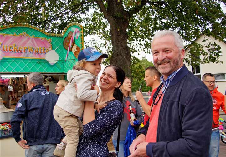 Ortsbürgermeister Uwe Schmidt verteilte Freifahrtchips an die Kinder. MIH