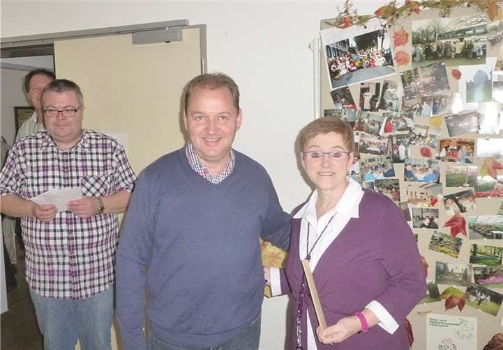 Ortsbürgermeister Volker Berg gratulierte der Ersten Vorsitzenden Renate Hohn.