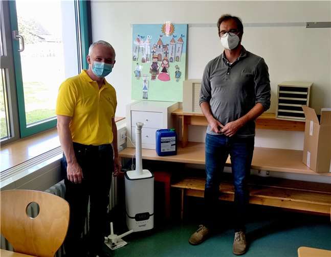Ortsbürgermeister Währ und Schuldirektor Stein vor dem Lufthygienesystem im Klassenraum.Foto: privat
