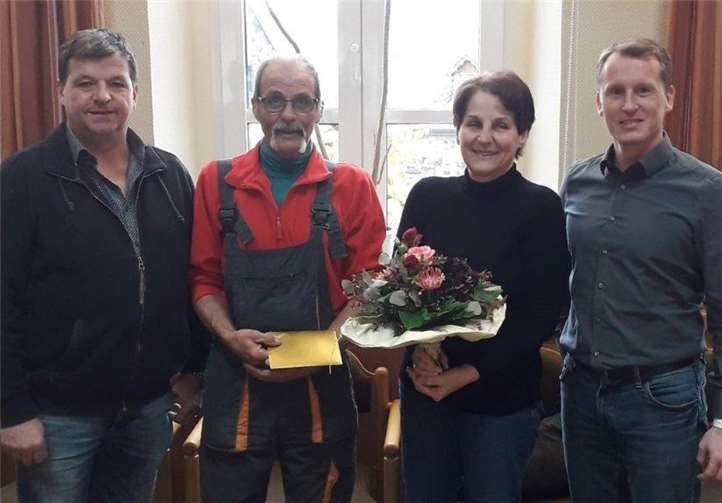 Ortsbürgermeister Walter Kill (l.) gratuliert dem stellv. Bauhofleiter Heinz Schütz (2. v. l.) zum Jubiläum und bedankt sich mit dem 1. Beigeordneten (r.) und Kollegen im Namen der Stadt für sein langjähriges Engagement. Foto: Ortsgemeinde Kruft