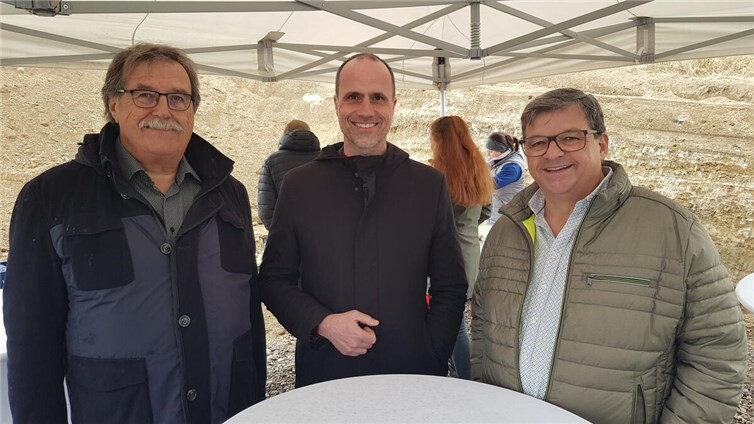 Ortsbürgermeister Walter Kill (rechts) konnte zum Festakt u.a. auch Gesundheitsminister Clemens Hoch (mitte) und den VG-Bürgermeister a.D. Klaus Bell (links) begrüßen.