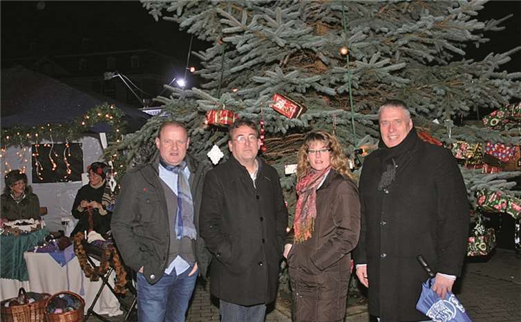 Ortsbürgermeister Walter Schneider freute sich mit den Beigeordneten über den gut besuchten diesjährigen Weihnachtsmarkt auf dem Josefsplatz. WK