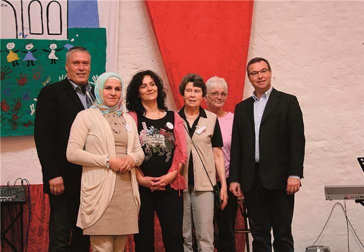 Ortsbürgermeister Walter Schneider (li.) und Kreisbeigeordneter Horst Gies (re.) dankten dem Organisationsteam um Danijela Koll für ihr Engagement. -WER-