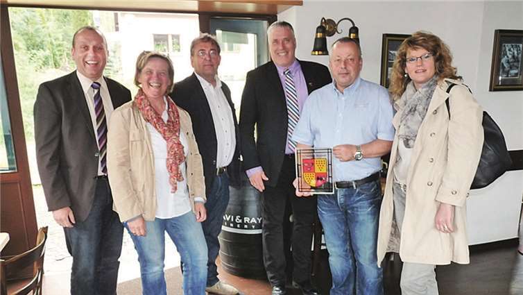 Ortsbürgermeister Walter Schneider überreichte Andres Weber als Geste des Dankes ein Wappenbild der Ortsgemeinde Burgbrohl. VG-Bürgermeister Johannes Bell (v.li.), Heike Backes (Gebietsverkaufsleiterin Krombacher), Udo Rindsfüßer ( Beigeordneter), Ortsbürgermeister Walter Schneider, Bahnhofspächter und Schlossherr Andreas Weber sowie Simone Schneider (2. Beigeordnete). -FRE-
