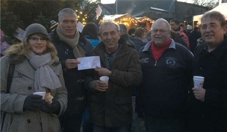 Ortsbürgermeister Walter Schneider und die Beigeordneten Simone Schneider und Udo Rindsfüsser besuchten gemeinsam den Weihnachtsmarkt in Oberlützing. privat
