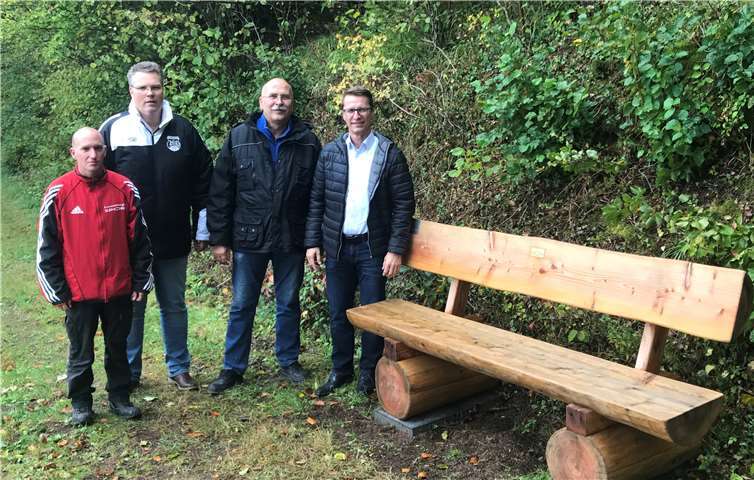 Ortsbürgermeister Werner Spitzley (r.) freut sich über die Spende des Vorstands des JSV Ettringen, die mit ihrem Projekt zur Verbesserung der Wanderwege in der Ortsgemeinde beitragen.Foto: privat