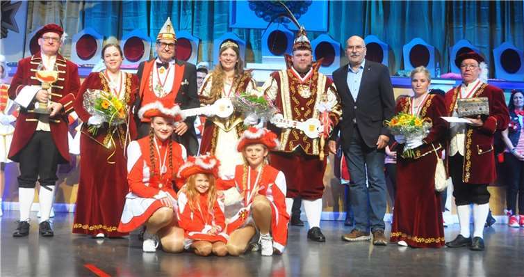 Ortsbürgermeister Werner Spitzley überreichte die Schlüssel an das frisch gekrönte Ettringer Prinzenpaar. Fotos: BS