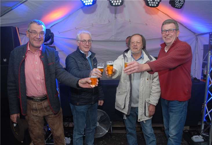 Ortsbürgermeister Werner Wenzel, VG-Bürgermeister Volker Mendel und Helfer stoßen an auf den Erfolg des dritten Rodenbacher Almfests der Dorfjugend.