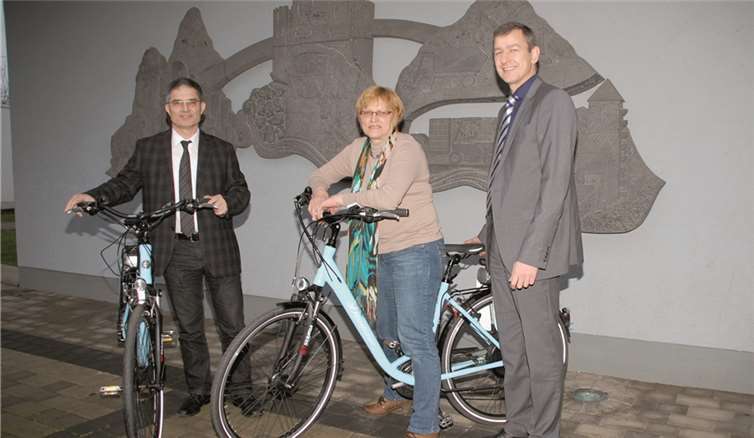 Ortsbürgermeister Wilhelm Anheier freute sich gemeinsam mit Hedi Lotzen, erste Beigeordnete der Ortsgemeinde, über zwei E-Bikes, die RWE-Kommunalbetreuer Michael Dötsch der Gemeinde überreichte.  Privat