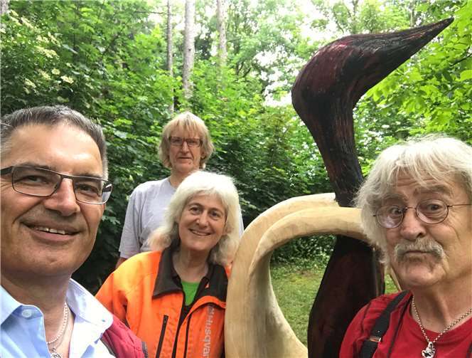 Ortsbürgermeister Wilhelm Anheier (li.) bedankte sich bei den beteiligten Künstlern. Foto: privat