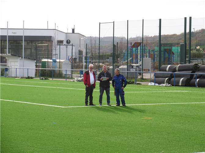 Ortsbürgermeister Willi Knopp, Bauleiter Henning Bohn, Platzwart Hans Kurtenbach.  Foto: Ortsgemeinde St. Katharinen