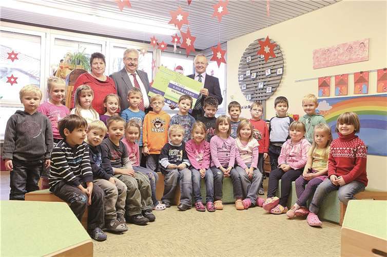 Ortsbürgermeister Willi Knopp (hintere Reihe Mitte) und 1. Kreisbeigeordnete und Jugendamtsdezernent Achim Hallerbach zu Besuch in der Kita.  Privat