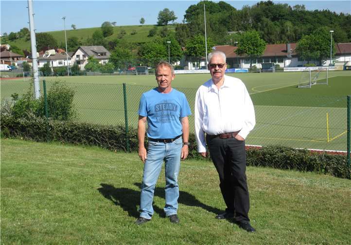 Ortsbürgermeister Willi Knopp (rechts) gratulierte Hans Kurtenbach zum Jubiläum. Foto: privat