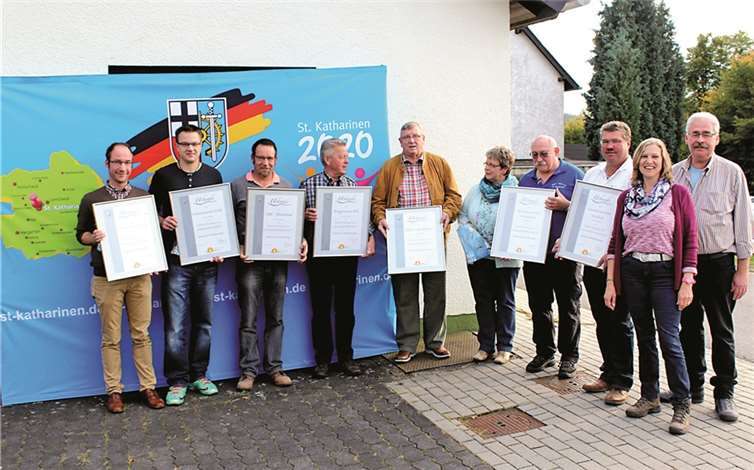 Ortsbürgermeister Willi Knopp überraschte die Vorsitzenden der Vereine, die die bisherigen Erlebniswadertage organisiert hatten, mit Urkunden und T-Shirts. DL