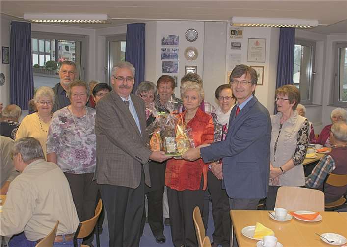 Ortsbürgermeister Willi Knopp und Bürgermeister Hans-Günter Fischer übergaben den ehrenamtlichen Helferinnen zum Start ein Kaffeepräsent.privat