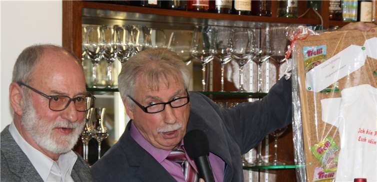 Ortsbürgermeister Willi Loosen (rechts) überreicht dem Vorsitzenden des TuS Pommern, Jupp Vallendar, ein Präsent der Ortsgemeinde Pommern. Foto: privat