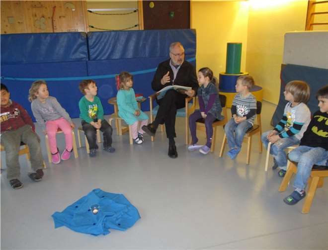 Ortsbürgermeister Wolfgang Gisevius las den gespannten Kindern aus mehreren Geschichten vor.privat