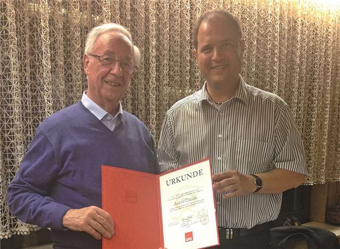 Ortsbürgermeister a. D. Anton Thielen wurde für seine 30-jährige Mitgliedschaft im Ortsverein St. Sebastian geehrt.privat