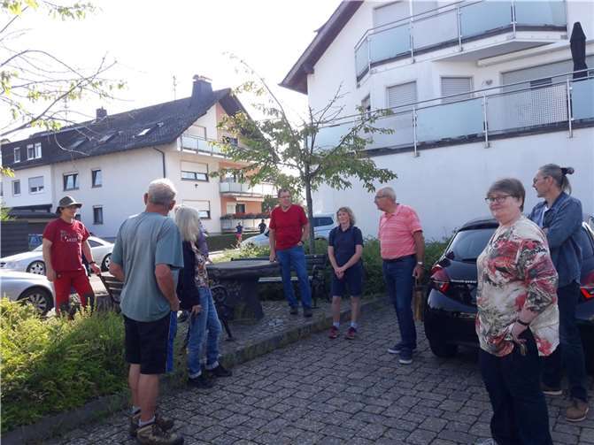 Ortsbürgermeister begrüßt die Teilnehmer des Schnittkurses.Foto: privat