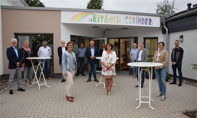 Ortsbürgermeisterin Anette Wagner (5.v.l.) gemeinsam mit Landrat Achim Hallerbach (7.v.l.), Volker Mendel (1.v.l.), der KiTa-Leiterin Dorothee Dutz (9.v.l.), Bauamtsleiter der Verbandsgemeinde Markus Sommer (13.v.l.) sowie das Architekten-Team und Mitarbeiterinnen der „Schatzkiste“ vor der „neuen“ KiTa in Dürrholz. Foto: Kreisverwaltung Neuwied