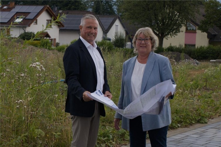 Ortsbürgermeisterin Barbara Sartor mit Klaus Lütkefedder.