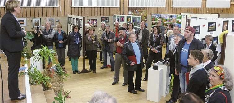 Ortsbürgermeisterin Birgit Haas konnte außer den ausstellenden Hobbyfotografen auch ein sehr zahlreiches interessiertes Publikum zur Ausstellungseröffnung begrüßen. privat