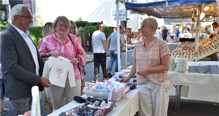 Ortsbürgermeisterin Birgit Haas zeigteLandrat Achim Hallerbach ihren Lieblingsstand.