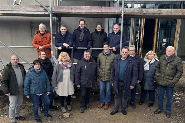 Ortsbürgermeisterin Birgit Schneider begrüßte zusammen mit ihrem Beigeordneten Stefan Dieler die Vertreterinnen und Vertreter der CDU Maifeld an der Baustelle.Foto: privat