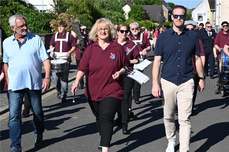 Ortsbürgermeisterin Birgit Schneider beim Umzug mit den beiden Beigeordneten York Schwede (links) und Stefan Dieler. Fotos: SK