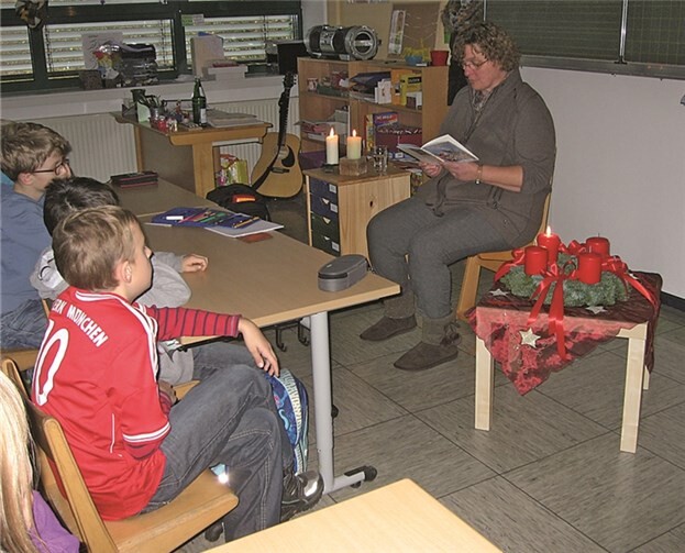 Ortsbürgermeisterin Brigitte Hasenbring las den Mädchen und Jungen der Märkerwald-Schule vor.privat