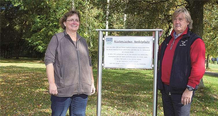 Ortsbürgermeisterin Brigitte Hasenbring mit Uli Eich am Schild.WT