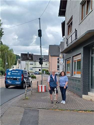 Ortsbürgermeisterin Carmen Diedenhoven und der Ortsbeigeordnete Ulrich Neuroth an der neu aufgestellten Ampel an der Hauptstraße in Niederelbert. Im Probebetrieb soll getestet werden, ob und wie sich mithilfe der Anlage, die Begegnung von großen Fahrzeuge an der Engstelle in der Ortsmitte abstellen lässt.  Fotos: VG Montabaur / Christina Weiß