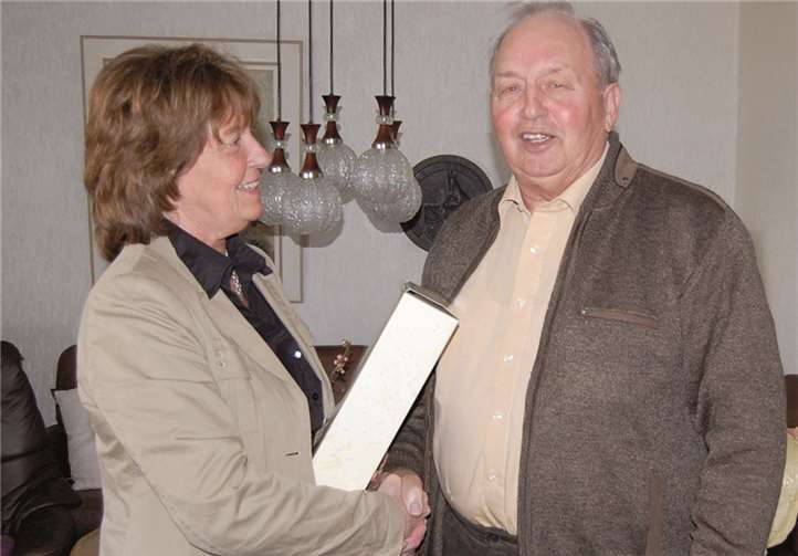 Ortsbürgermeisterin Christel Ripoll besuchte den Jubilar auf dem „Eichholz“. Sie lobte Hans Mannheim für die vielfältigen Verdienste für seinen Heimatort und gratulierte ihm mit einem guten Tropfen.  FA