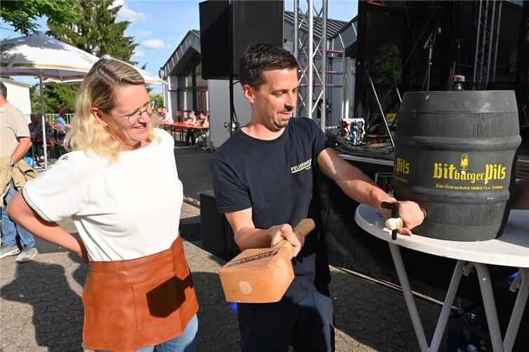 Ortsbürgermeisterin Corinna Behrendt hatte nur beim Fassanstich Probleme. Wehrführer Jens Kuhn war schnell zur Stelle. Foto: SK