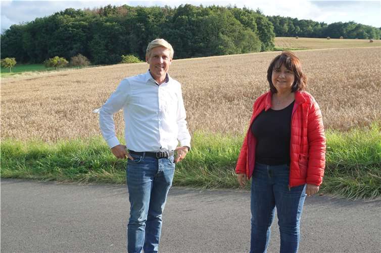 Ortsbürgermeisterin Elisabeth Dahr (FWG) führte den Bundestagskandidaten Christoph Schmitt (SPD) kürzlich durch Oberdürenbach.Foto: privat