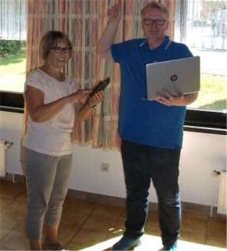 Ortsbürgermeisterin Friederike Becker und The Cloud Networks Techniker Axel Richter nehmen die Anlage in Betrieb.privat