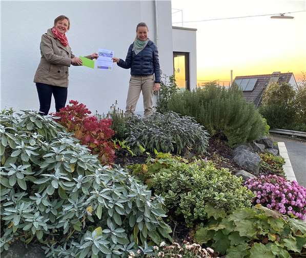 Ortsbürgermeisterin Karin Küsel überreichte der Gewinnerin des Vorgartenwettbewerbs Claudia Bäßler die Urkunde und einen Gutschein von Biolandhof Kohl.Fotos: Jury Vorgartenwettbewerb 2020