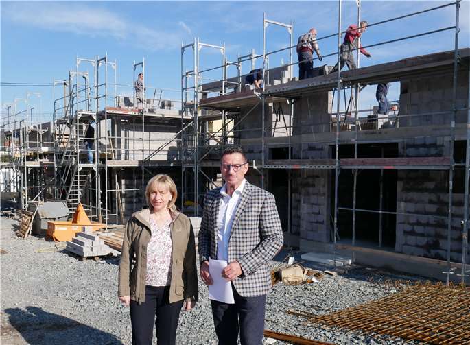 Ortsbürgermeisterin Nicole Hampel gratuliert Jörg Schlosser zum erfolgreichen Verlauf des Bauprojektes. Foto: GBA