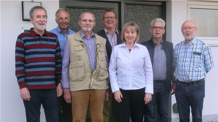 Ortsbürgermeisterin Nicole Hampel mit dem Gesamtvorstand des Kulturkreises Mogendorf e.V. bei der Büroübergabe. Privat