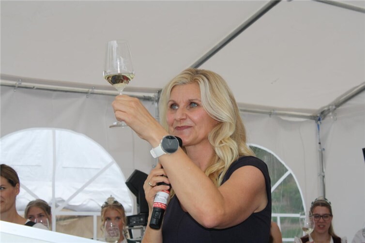 Ortsbürgermeisterin Nicole Jobelius Schausten erhob ihr Glas zum Wohl der vielen Hundert Festbesucher im Moselort.