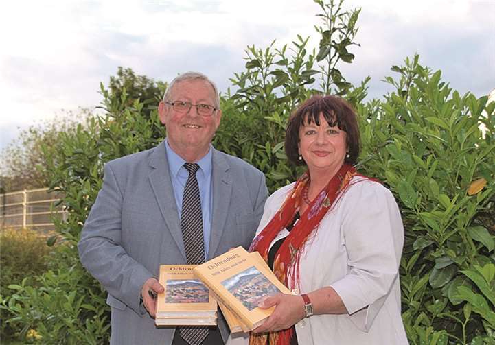 Ortsbürgermeisterin Rita Hirsch und Dr.Dieter Puschke (Beigeordneter der Ortsgemeinde) halten ihre Meisterleistung „Ochtendung 1050 Jahre und mehr“ in den Händen.