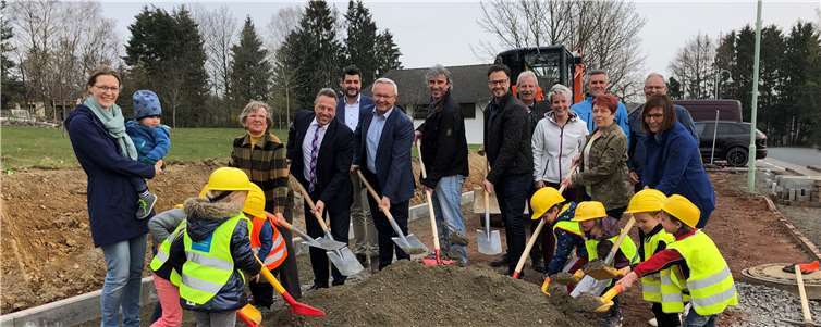 Ortsbürgermeisterin Roswitha Schulte (3.v.l.), Bürgermeister Hans-Werner Breithausen (4.v.l.), Landrat Achim Hallerbach (6.v.l.), Ratsmitglieder, Planer und Bauunternehmer nahmen gemeinsam mit den Kita-Kindern zum Baustart den Spaten in die Hand.Foto: privat