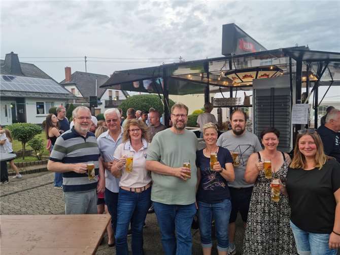 Ortsbürgermeisterin Simone Schneider mit ihren Beigeordneten zu Besuch auf dem Kirschbaumfest.  Foto: POE