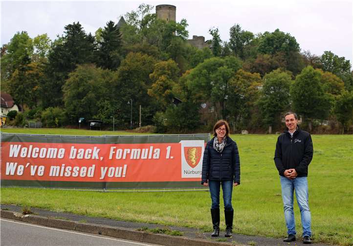 Ortsbürgermeisterin von Nürburg, Anita Schomisch mit Nürburgring Geschäftsführer Mirco Markfort. Foto: Nürburgring
