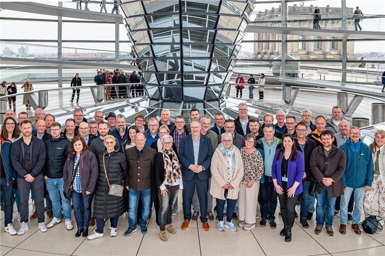 Ortsbürgermeisterinnen und Ortsbürgermeister mit MdB Harrald Orthey (Mitte) in der Reichstagskuppel